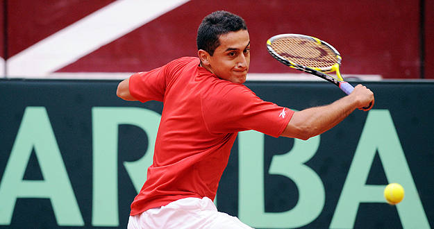El tenista murciano Nicol&aacute;s Almagro golpea la bola en el partido contra el croata Ivo Karlovic en Indian Wells.