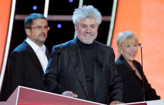 Pedro Almod&oacute;var aparece al final de la ceremonia de los Premios Goya