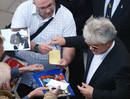 Almod&oacute;var a su llegada al Somerset House firmando aut&oacute;grafos a sus seguidores. El director espa&ntilde;ol cuenta con un amplio p&uacute;blico anglosaj&oacute;n.
