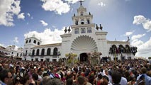 Ir al Video&nbsp;Los almonte&ntilde;os saltan la reja en El Roc&iacute;o