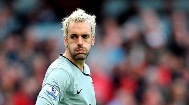 Almunia, disputando un partido con Arsenal, que ahora deja para marchar cedido por un mes al West Ham
