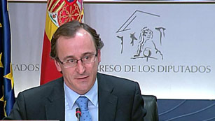 Ver v&iacute;deo  'Alonso afirma que el Gobierno desvela el d&eacute;ficit oculto y que se lo explica "a la UE o a qui&eacute;n sea"'