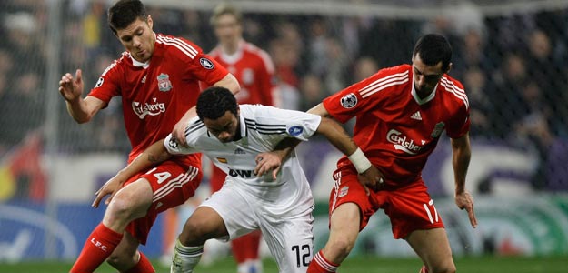 Xabi Alonso y Arbeloa pugnan por el bal&oacute;n contra el jugador del Real Madrid Marcelo.