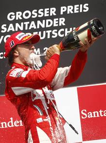 Alonso celebra el triunfo en Alemania.