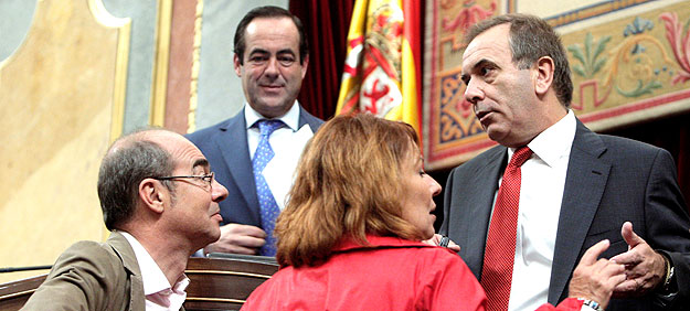 El portavoz socialista, José Antonio Alonso, a la derecha, y Francisco Jorquera se dirigen al presidente del Congreso, José Bono, tras el incidente. El portavoz socialista, José Antonio Alonso, a la derecha, y Francisco Jorquera se dirigen al presidente del Congreso, José Bono, tras el incidente.