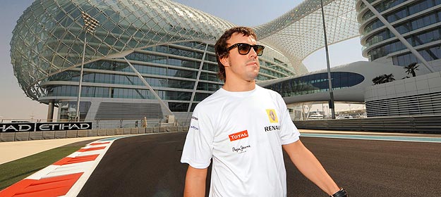 Fernando Alonso camina por el circuito de Yas Marina, sede del Gran Premio de Abu Dhabi.