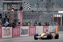 Alonso volvi&oacute; a ver la bandera a cuadros, consiguiendo su segundo Gran Premio de la temporada.
