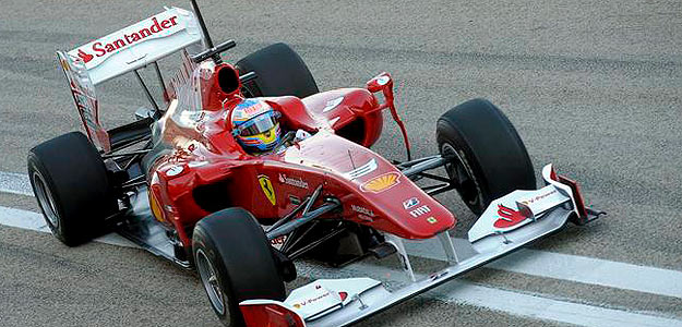 El piloto de Ferrari, Fernando Alonso, al volante del F10 durante los entrenamientos llevados a cabo por varias escuder&iacute;as de Formula 1 en el circuito Ricardo Tormo de Cheste, Valencia.