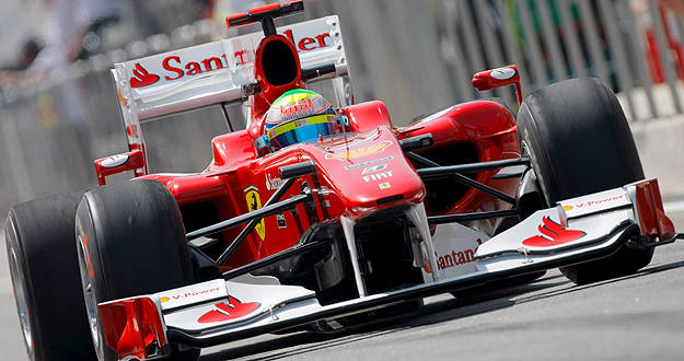 El piloto espa&ntilde;ol de la escuder&iacute;a Ferrari, Fernando Alonso, conduce su monoplaza por el pit lane durante la &uacute;ltima sesi&oacute;n de entrenamientos libres del Gran Premio de Bahrein.