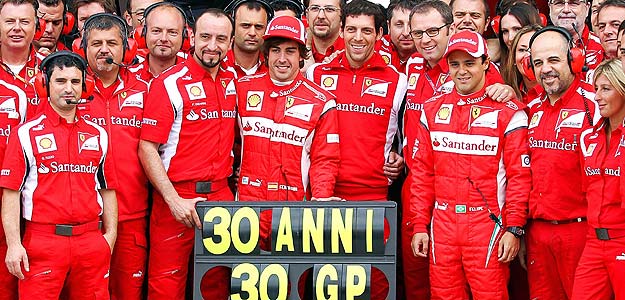 Alonso recibe las felicitaciones de todo el equipo Ferrari por su 30 cumplea&ntilde;os