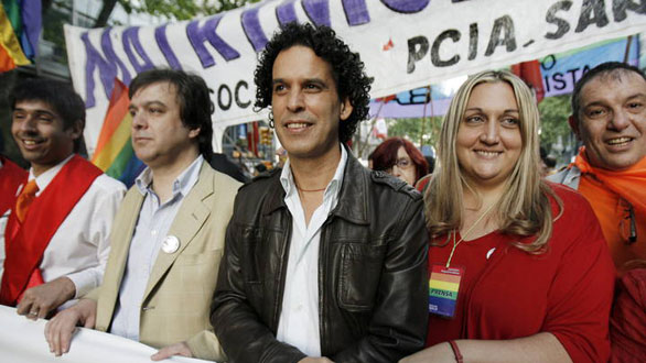 ALREDEDOR DE 50.000 PERSONAS MARCHAN POR EL ORGULLO GAY EN BUENOS AIRES ALREDEDOR DE 50.000 PERSONAS MARCHAN POR EL ORGULLO GAY EN BUENOS AIRES