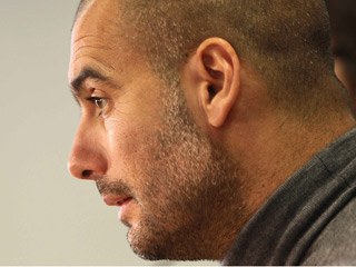 Ver v&iacute;deo  'Alves, Iniesta y Maxwell se quedan en Barcelona'