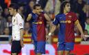Alves y Puyol protestan al &aacute;rbitro, acusando a Villa de haberse tirado en el &aacute;rea.