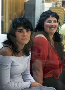 Amaia Urizar de Paz (izquierda), novia de 'Txeroki', junto a Nagore Bilbao, durante su juicio en la Audiencia Nacional en 2007. Amaia Urizar de Paz (izquierda), novia de 'Txeroki', junto a Nagore Bilbao, durante su juicio en la Audiencia Nacional en 2007.