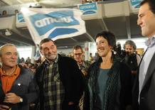 Los candidatos de Amaiur Sabino Cuadra, I&ntilde;aki Antig&uuml;edad y Maite Aristegi celebran el resultado electoral de su coalici&oacute;n.