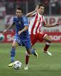 Amalfitano esquiva la entrada del espa&ntilde;ol David Fuster en el Olympiakos - O. Marsella