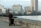 Un barrendero cubano camina junto al malec&oacute;n en La Habana. Las calles de la capital cubana han amanecido tranquilas tras el anuncio de Fidel Castro de que no continuar&aacute; como Jefe de Estado ni Comandante en Jefe de la Revoluci&oacute;n.