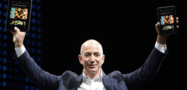 Jeff Bezos presentó en primera persona los últimos dispositivos Kindle en Santa Mónica, California, con los que pretenden competir con el resto de tabletas Android y los iPad de Apple Jeff Bezos presentó en primera persona los últimos dispositivos Kindle en Santa Mónica, California, con los que pretenden competir con el resto de tabletas Android y los iPad de Apple