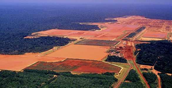 Imagen de la selva amazónica, que está fragmentada por la construcción de una fábrica maderera y de zonas de cultivo Imagen de la selva amazónica, que está fragmentada por la construcción de una fábrica maderera y de zonas de cultivo