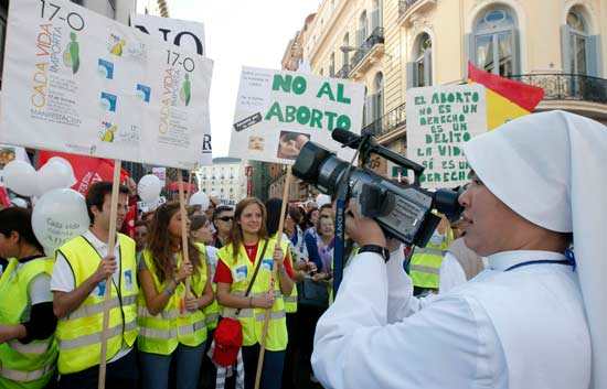 Ambiente festivo en la manifestaci�n contra la reforma de la Ley del Aborto