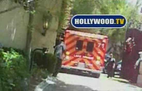 Jackson abandona su casa en ambulancia