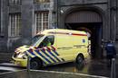 Una ambulancia traslada a un herido desde la Plaza Saint-Lambert en Lieja, B&eacute;lgica