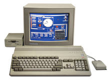 El Amiga 500, uno de los modelos lanzados por Commodore como m&aacute;quina de juegos para el hogar.
