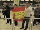 Amigos y familiares de Maqueda esperan a la selecci&oacute;n.