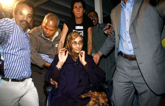 Aminetu Haidar abandona su huelga de hambre tras 19 d�as