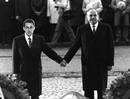 M&aacute;s all&aacute; de los besos y abrazos que se da ahora con Merkel, Sarkozy ya inici&oacute; la amistad con el canciller Kohl como demuestra esta imagen manipulada de 1984.