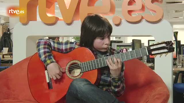 Am&oacute;s Lora, guitarrista de solo 12 a&ntilde;os, toca 'Bah&iacute;a de las Negras'