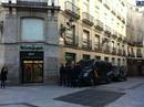 Amplio despliegue policial ante una de las puertas del Corte Ingl&eacute;s de Sol en el centro de Madrid