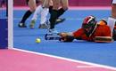 Amy Tran-Swensen de la selecci&oacute;n estadounidense intenta evitar un gol en un partido de hockey hierba en el Rivrbank Arena.
