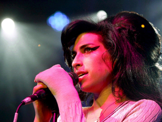 Ver v&iacute;deo  'Amy Winehouse muri&oacute; de forma "accidental" tras consumir grandes cantidades de alcohol'