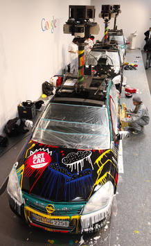 Artistas pintan los coches de Google Street View en la feria CeBIT. Artistas pintan los coches de Google Street View en la feria CeBIT.