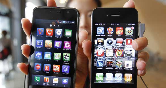 Un iPhone 4 y un Galaxy S