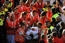 Uno de los contusionados es atendido y trasladado al hospital por los servicios de emergencias.