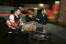 Un israel&iacute; es evacuado a un hospital herido por un cohete lanzado desde la franja de Gaza.