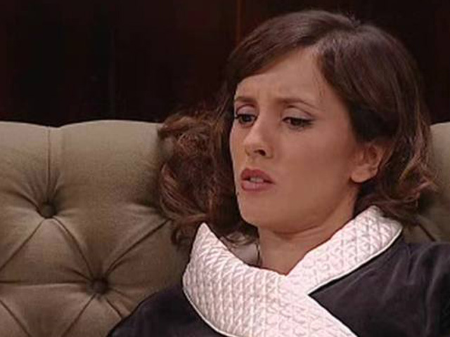 Amar - Ana y Teresa preparan las maletas 