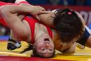Anastasija Grigorjeva (R) de Letonia lucha con Soronzonbold Battsetseg de Mongolia en la categor&iacute;a femenina de 63 en el &uacute;ltimo partido de lucha libre de esta jornada de los Juegos.