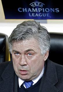 Ancelotti sentado en el banquillo de San Siro como visitante.