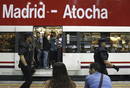 Agentes de la Policia Nacional vigilan un anden en la estacion de Atocha a primeras horas de la ma&ntilde;ana