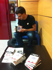 Ander Izagirre firmando los ejemplares que se regalar&aacute;n a los internautas de RTVE.es.