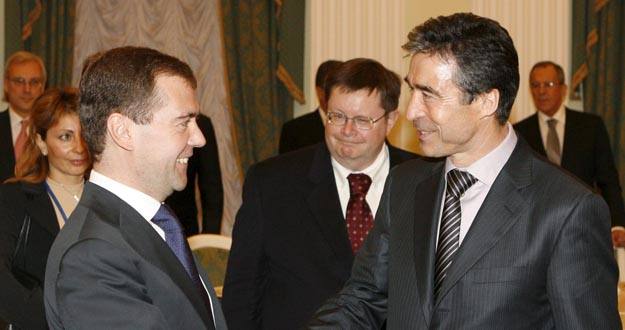 ANDERS FOGH RASMUSSEN SE RE&Uacute;NE CON DIMITRI MEDV&Eacute;DEV EN MOSC&Uacute;