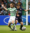 Andreas Hinkel y Andrei Arshavin disputan un bal&oacute;n durante el partido que ha enfrentado a Celtic y Arsenal.