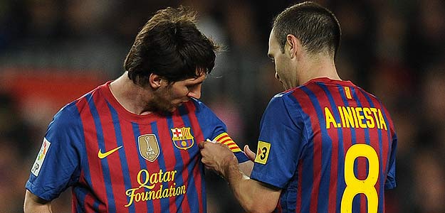 Andr&eacute;s Iniesta da a Leo Messi el brazalete de capit&aacute;n del Bar&ccedil;a al ser sustituido en el partido ante el M&aacute;laga.