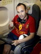 Andr&eacute;s Iniesta, declarado mejor jugador de la Eurocopa de Polonia/Ucrania 2012, en el avi&oacute;n.