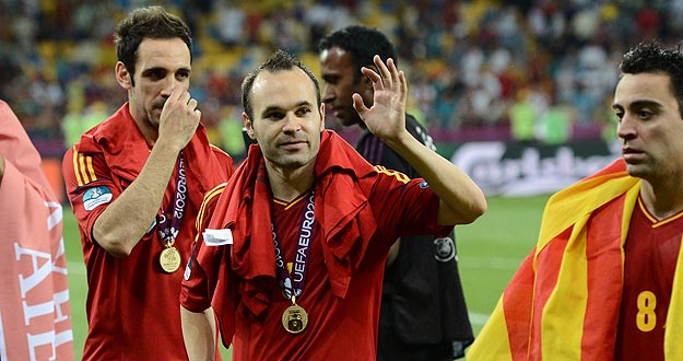 Andr&eacute;s Iniesta, elegido mejor jugador de la Eurocopa 2012, t&iacute;tulo que hereda de su compa&ntilde;ero Xavi Hern&aacute;ndez.