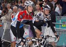 Andy y Frank Schleck llegan juntos a la meta de una etapa.