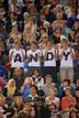 Seguidores del tenista brit&aacute;nico Andy Murray animan al deportista durante el partido de primera ronda del Abierto de Australia de tenis disputado contra al sudafricano Kevin Anderson.
